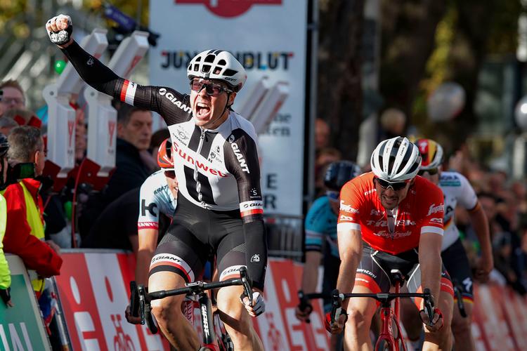 Max Wahlscheid suser jublende over stregen, mens John Degenkolb resignerende må tage til takke med andenpladsen. 