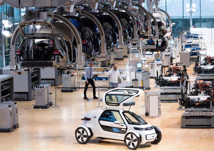 De store bilproducenter er allerede godt i gang med at producere elbiler - her er det Volkswagens fabrik i Dresden. VW vil investere 250 milliarder kroner i udvikling af elbiler og venter at sende den første model på gaden i 2020. Som andre bilfabrikker advarer VW dog om konsekvenserne, hvis EU tvinger omstillingen hurtigt igennem. Monika Skolimowska/AP