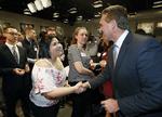 
    Senator Jeff Flake hilser på studerende efter et foredrag på Saint Anselm College i Manchester. (AP Photo/Winslow Townson)
   Winslow Townson/AP