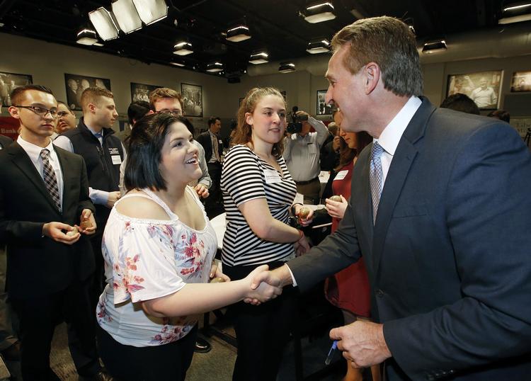 
    Senator Jeff Flake hilser på studerende efter et foredrag på Saint Anselm College i Manchester. (AP Photo/Winslow Townson)
   Winslow Townson/AP