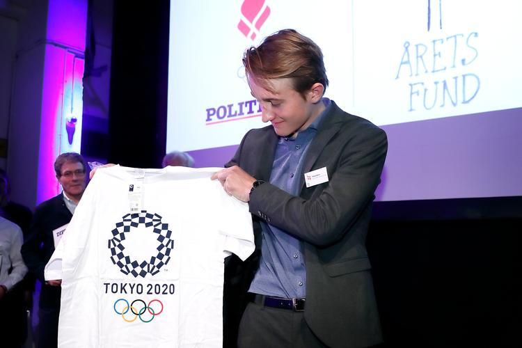 Selv om den dobbelte U23-verdensmester i enkeltstart Mikkel Bjerg har to eftertragtede regnbuetrikoter i sin samling af trofæer, syntes han nu også at være stærkt interesseret især i påskriften på den trøje, han blandt meget andet fik overrakt, da han sidste år hyldedes som Årets Fund i dansk idræt. Jens Dresling/POLFOTO