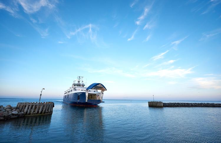 Samsøfærgen 'Isabella' sejler på LNG. Interessen for det flydende gasbrændstof, som er langt mindre miljøbelastende end olie, er stigende indenfor skibsfarten. Et dansk LNG-anlæg er på vej. Pr-foto