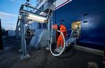 Samsøfærgen 'Isabella' tanker flydende naturgas, LNG, på havnen i Hou. LNG'en køres op i tankbiler fra Rotterdam, men et dansk LNG-anlæg ventes snart at blive en realitet i Frederikshavn. Pr-foto