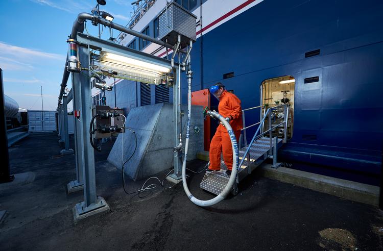Samsøfærgen 'Isabella' tanker flydende naturgas, LNG, på havnen i Hou. LNG'en køres op i tankbiler fra Rotterdam, men et dansk LNG-anlæg ventes snart at blive en realitet i Frederikshavn. Pr-foto