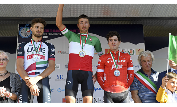 Gianni Moscon på podiet efter at have genvundet sit nationale mesterskab i enkeltstart foran Filioppo Ganna (t.v.) og Fabio Felline. 