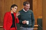 SF's Pia Olsen Dyhr og Socialdemokraternes Nick Hækkerup i samtale under Folketingets åbningsdebat torsdag. SF-formanden siger, at partiet gerne vil danne regering med Socialedemokratiet. Men S tøver.
   Jens Dresling/POLFOTO