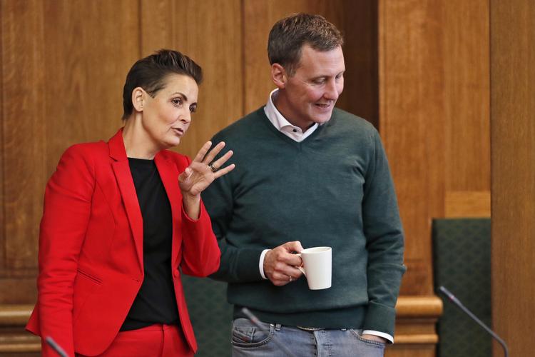 SF's Pia Olsen Dyhr og Socialdemokraternes Nick Hækkerup i samtale under Folketingets åbningsdebat torsdag. SF-formanden siger, at partiet gerne vil danne regering med Socialedemokratiet. Men S tøver.
   Jens Dresling/POLFOTO
