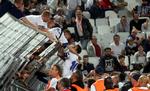 Sejrsmålet blev fejret med FCK's fans, hvilket kostede Carlos Zeca en advarsel, og da han havde en i forvejen, røg anføreren ud i overtiden og kan ikke være med mod Slavia Prag, Bob Edme/AP