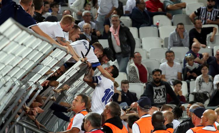 Sejrsmålet blev fejret med FCK's fans, hvilket kostede Carlos Zeca en advarsel, og da han havde en i forvejen, røg anføreren ud i overtiden og kan ikke være med mod Slavia Prag, Bob Edme/AP