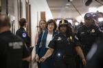 Den republikanske senator Susan Collins var omgivet af pressens interesse, efter hun havde set FBI-undersøgelsen. Hun er en af de tre republikanere, der mangler at tage stilling til, om Brett Kavanaug skal være ny højesteretsdommer i USA. J. Scott Applewhite/AP