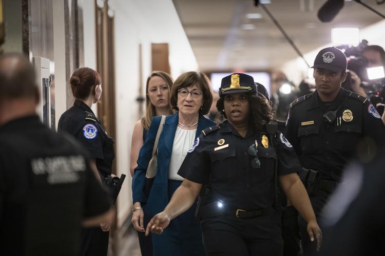 Den republikanske senator Susan Collins var omgivet af pressens interesse, efter hun havde set FBI-undersøgelsen. Hun er en af de tre republikanere, der mangler at tage stilling til, om Brett Kavanaug skal være ny højesteretsdommer i USA. J. Scott Applewhite/AP
