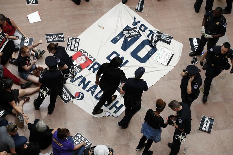 Torsdag var der demonstration ved Senatet mod udnævnelsen af Kavanaugh.. (AP Photo/Alex Brandon) Alex Brandon/AP