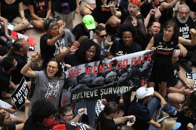 Det var især kvinder  som torsdag var på gaden i Washington i protest mod den højesteretsnominerede Brett Kavanaugh, der anklages for seksuelle overgreb mod flere kvinder. (AP Photo/Manuel Balce Ceneta)
   Manuel Balce Ceneta/AP