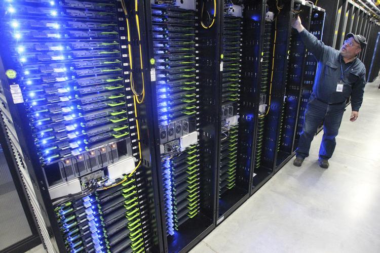 
   Ifølge Avisen Danmark er det Facebook der vil opføre endnu et datacenter - denne gang ved Esbjerg. Her er et  Facebook datacenter ved Oregon i USA.  (AP Photo/The Bulletin, Andy Tullis, File)
   Andy Tullis/AP