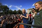 Den demokratiske senator Kirsten Gillibrand (venstre), fra New York og komikeren Amy Schumer taler ved en demonstration mod den højesteretsnominerede Brett Kavanaugh. Kvinderne tabte kampen, og nu er de amerikanske kvinders ret til abort på spil. Manuel Balce Ceneta/AP