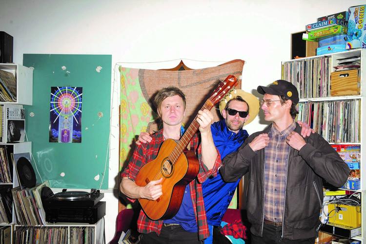 De tre barndomsvenner i Skammens Vogn har vidt forskellige jobs som hhv. forfatter/vicevært, sexolog og frugtavler i Colombia, men har alligevel fødderne solidt plantet i dansk jord. Asbjørn Sand