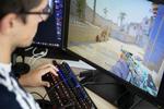 23-årige Jacob Winneche spiller Counter Strike. Det er blevet hans arbejde. Til gengæld har han ikke nogen uddannelse - og har heller ingen planer om at få det. 
  
   Therese Jægtvik/POLFOTO