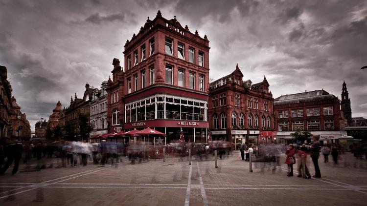 Leeds er så kompakt, at man kan gå til de fleste seværdigheder. Undervejs er der rigeligt med stoppesteder, hvor man kan shoppe, spise og drikke. Her Lands Lane. Vaidotas Mišeikis