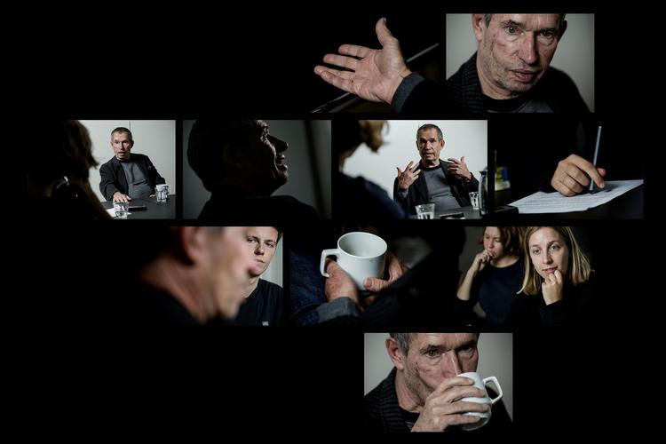 Carsten Jensen i samtale med tre unge Politikenmedarbejdere. Foto: Mads Nissen 