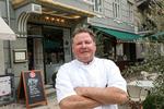 Daniel Letz foran sin 
restaurant på Skt. Jakobs Plads på Østerbro, hvor det er hans franske 
grundbegreber, der dominerer i køkkenet.  
 Klaus Møller