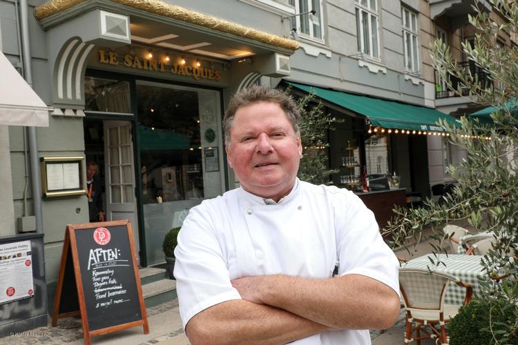 Daniel Letz foran sin 
restaurant på Skt. Jakobs Plads på Østerbro, hvor det er hans franske 
grundbegreber, der dominerer i køkkenet.  
 Klaus Møller