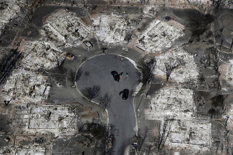 FN's klimapanel har også udgivet en rapport som ekstremvejr, som vurderes at blive voldsommere i takt med den globale opvarmning. Billedet er fra Californien og viser et boligområde, hvor en række familier havde deres hjem, indtil de blev flammernes bytte i det, der begyndte som en naturbrand i tørkeramt natur. Marcio Jose Sanchez/AP
