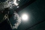 Under vandet kan man lukke verden ude, stikke hovedet ned under vandet og samtidig være i fredfyldt samvær med andre. Så mød mig i svømmehallen, skriver Lucia Odoom. Lars Just/POLFOTO