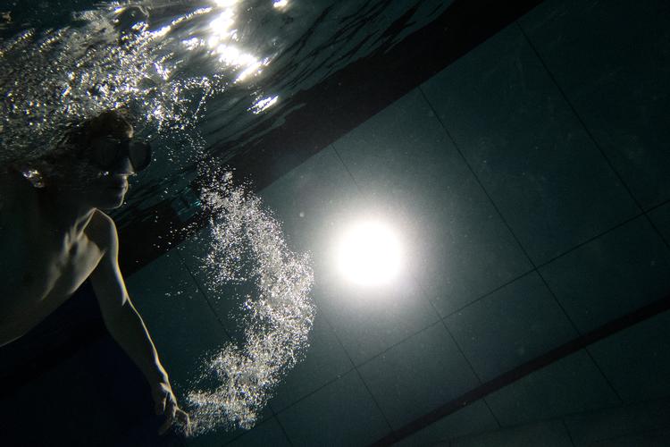 Under vandet kan man lukke verden ude, stikke hovedet ned under vandet og samtidig være i fredfyldt samvær med andre. Så mød mig i svømmehallen, skriver Lucia Odoom. Lars Just/POLFOTO