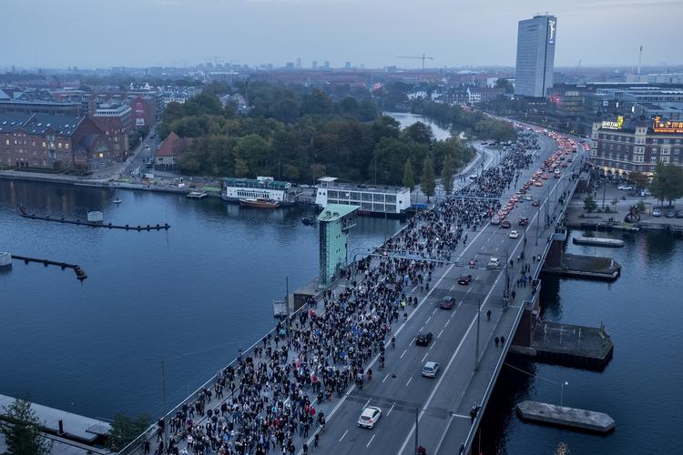 Hyldest-optoget til Kim Larsen startede på Sofiegade, hvor musikeren slog sine folder som ung.  Mads Nissen/POLFOTO