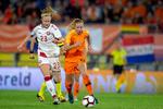 Hollands Jackie Groenen løb fra Karen Holmgaard og Danmark og har mindst det ene ben i næste fase af VM-kvalifikationen. Andre Weening/Ritzau Scanpix