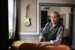 Jeppe Bjørnberg. Han arrangerer et mindeoptog for Kim Larsen. Her fotograferet i sin lejlighed i det indre København.
   Jens Dresling/POLFOTO