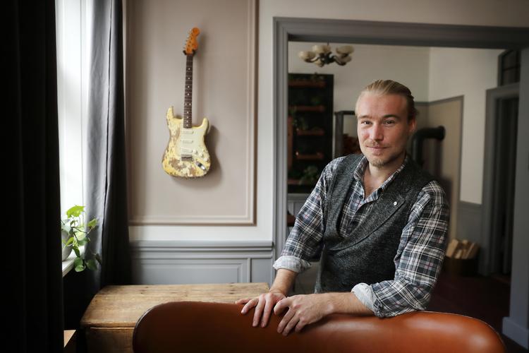 Jeppe Bjørnberg. Han arrangerer et mindeoptog for Kim Larsen. Her fotograferet i sin lejlighed i det indre København.
   Jens Dresling/POLFOTO