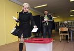 En lettisk kvinde indleverer sin stemmeseddel i forbindelse med valget i Letland. En tidlig valgstedsmåling tyder på, at letterne giver det prorussiske parti Harmoni knap 20 pct. af stemmerne.
    A Latvian woman casts her ballot papers at a polling station in Riga, Latvia, Saturday, Oct. 6, 2018. Latvians were casting their ballots on Saturday in a parliamentary election in which a party catering to the Baltic nation's large ethnic-Russian minority is expected to win the most votes, but is seen to be struggling to find coalition partners. (AP Photo/Roman Koksarov)
   Roman Koksarov/AP