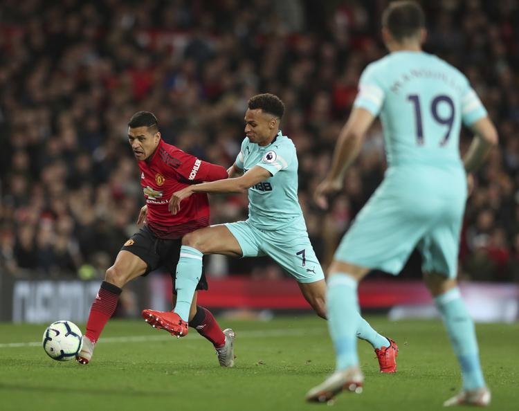 Alexis Sanchéz scorede det afgørende mål i kampens sidste minutter og stjal for en stund opmærksomheden fra den krise, der har plaget Manchester United i den engelske Premier League i denne sæson. Jon Super/AP