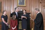 Højesteretspræsident,  John Roberts, (th), tager Brett Kavanaugh i ed. Ashley Kavanaugh, Brett Kavanaughs hustru, holder biblen, mens døtrene Margaret (venstre) og Liza ser til. Fred Schilling/AP