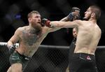 Conor McGregor og Khabib Nurmagomedov i kamp, som endte med sejr til russeren. Kampen endte med uroligheder, som politi og sikkerhedsfolk måtte bremse.   John Locher/AP