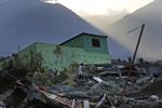 Jordskælvet i Indonesien udløste en tsunami. Men jordoverfladen blev mange steder også omdannet til floder af mudder, fordi overfladen ikke hvilede på et fast fundament. Dita Alangkara/AP