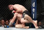 Khabib Nurmagomedov og Conor McGregor gav hinanden kamp til stregen. John Locher/AP