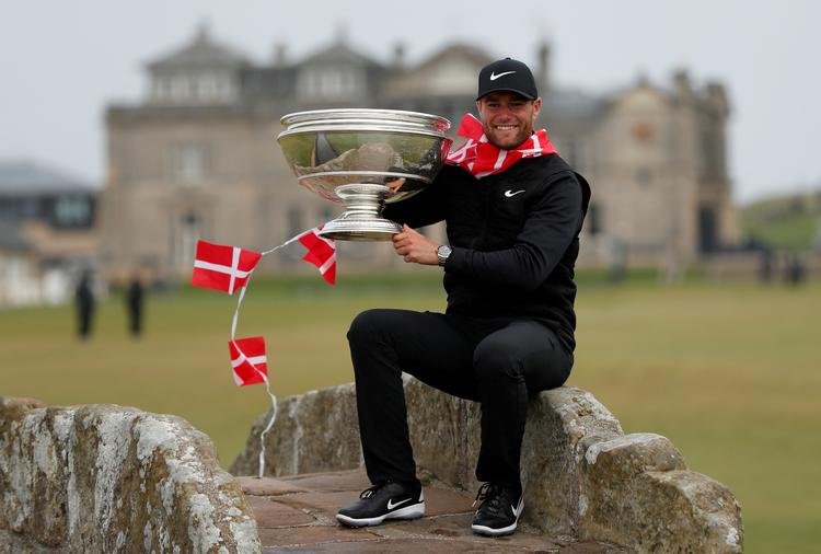 Der var Dannebrog, pokal og hele molevitten, da  Lucas Bjerregaard blev hyldet i Skotland. Lee Smith/Ritzau Scanpix