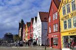 For enden af Bryggen ligger Hotel Havnekontoret med sit fine tårn, hvorfra gæsterne kan nyde udsigten over hele Bergen by og havn. Susser Feit