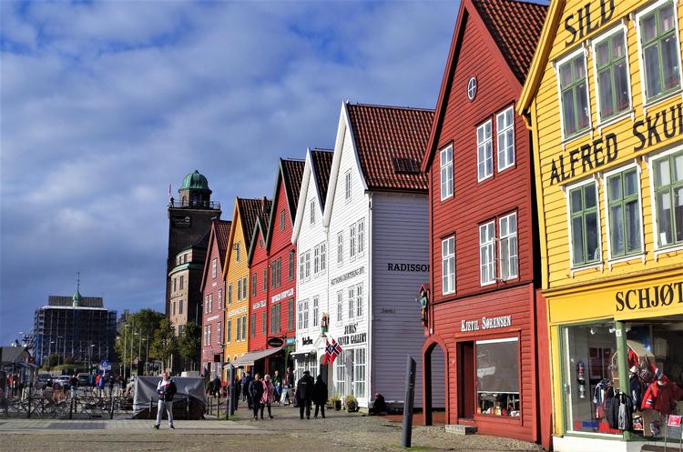 For enden af Bryggen ligger Hotel Havnekontoret med sit fine tårn, hvorfra gæsterne kan nyde udsigten over hele Bergen by og havn. Susser Feit