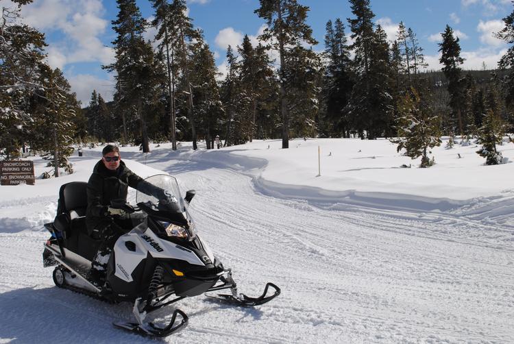 Der er spark i de udleverede snescootere, der ud over ski og snesko stort set er det eneste meningsfulde transportmiddel i Yellowstone. De kan snildt komme op på 50-60 kilometer i timen, når man suser af sted i det sneklædte landskab. Andreas Kraul