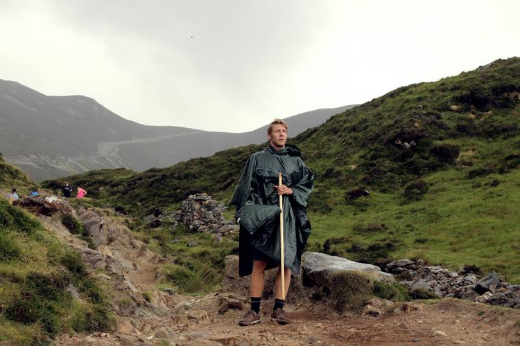 Ved foden af Croag Padraig, Irlands helligste bjerg. Øjeblikket inden opstigningen har sin egen skønhed, hvor alt forekommer muligt. For sande pilgrimme foregår turen i bare fødder. Thomas Kumvana Heising
