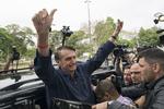 Frontløber ved Brasiliens præsidentvalg, Jair Bolsonaro, der rækker ud til sine støtter ved et valgsted i Rio De Janeiro, 7. oktober, 2018. Leo Correa/AP