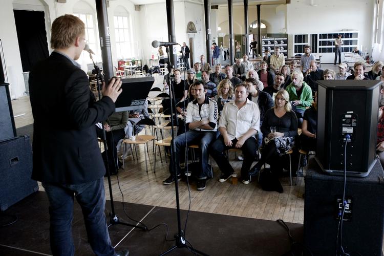 Alternativ bogmesse "Verbale pupiller" i Århus for små, smalle , nordiske forlag, samt litteraturfestival med installationer, oplæsninger, demonstrationer, film, debat og koncerter med poetisk indhold. Opæsning ved projektleder Mathias Kokholm, der læser nordisk sprog og litteratur ved Aarhus Universitet. Rasmus Baaner/POLFOTO
