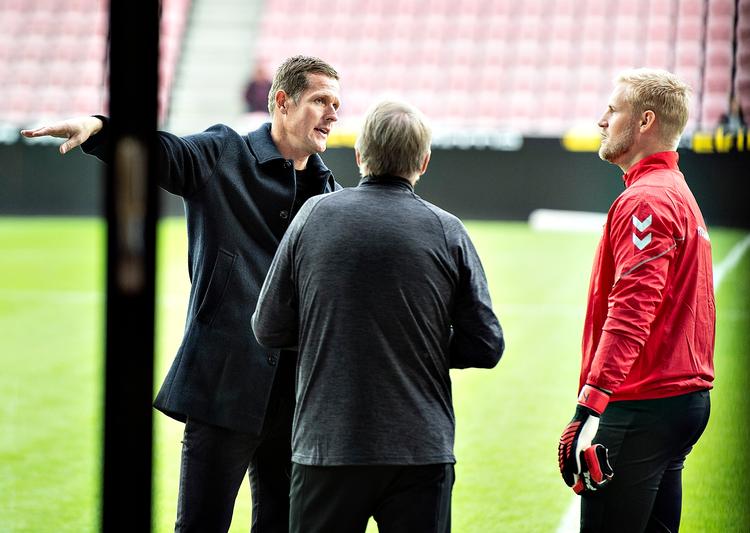 Peter Møller blev fra den ene dag til den anden fodbolddirektør i DBU. Her er han i samtale med landsholdets Allan Poulsen og Kasper Schmeichel. Henning Bagger/Ritzau Scanpix
