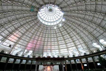 Der er højt til oftet i The Dome. Man kan sidde i en cafe og nyde udsigten opad.  Foto: Karin Møller-Olsen