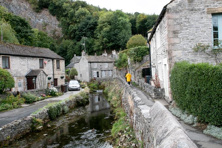 Castleon er en lille by, der er omgivet af grønne marker. Husene er bygget af områdets kalksten, og man går ikke forgæves, hvis man leder efter en pub.  Foto: Karin Møller-Olsen