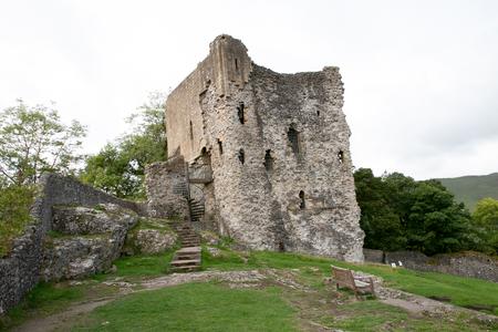Peveril Castle blev bygget af vikinger efter deres iinvasion af England i 1066. For tiden er borgen lukket på grund af renovering.  Foto: Karin Møller-Olsen