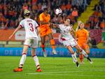 Lineth Beerensteyn headede Holland i fornt med 1-0 i fredagens kamp i Breda. Hollænderne slog Danmark med 2-0 og er nu klare favoritter til at gå videre i VM-playoffen, mens Danmarks VM-drøm er tæt på begravet. Andre Weening/Ritzau Scanpix
